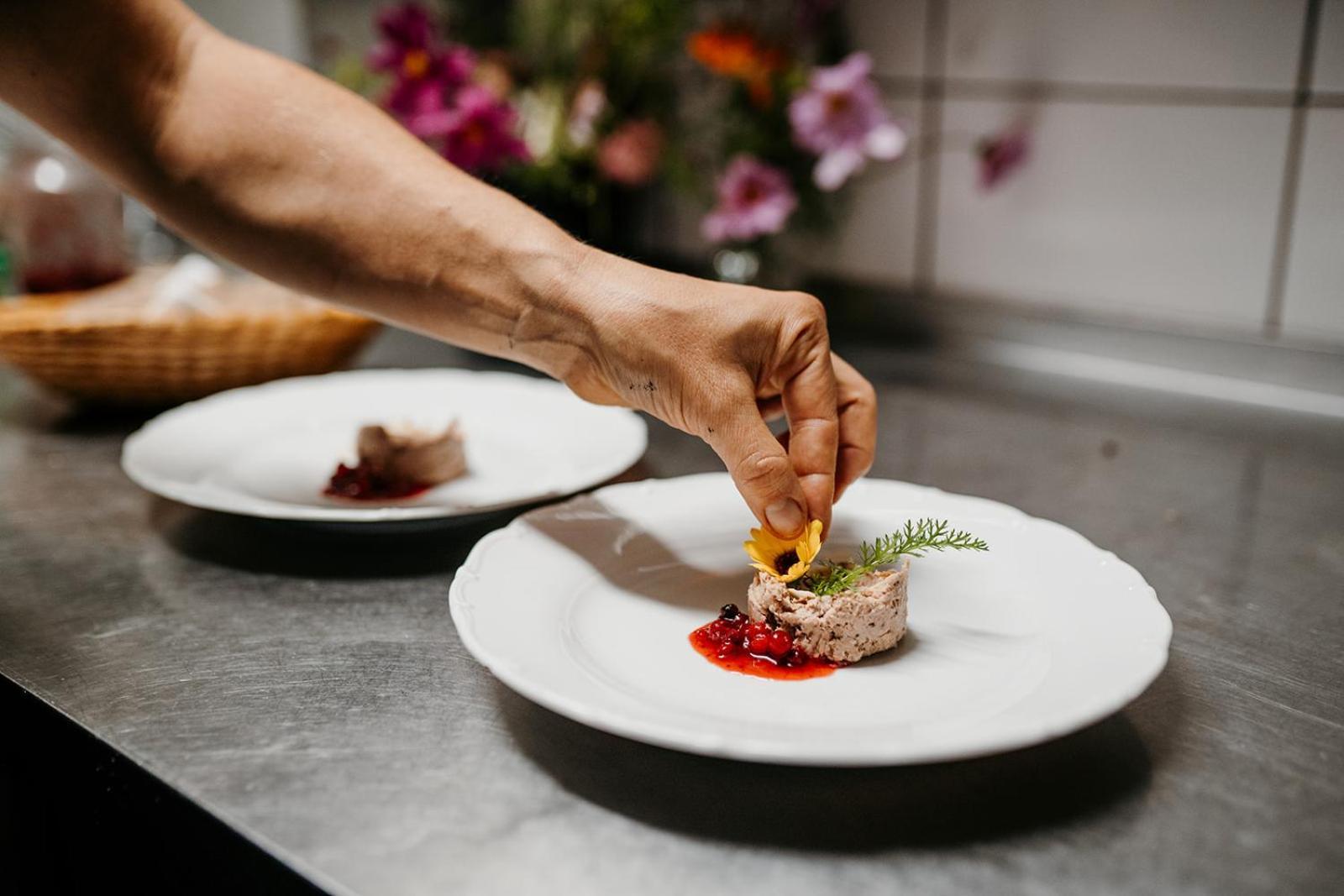 فندق Restaurant A Penzion Na Cechach Korouhev المظهر الخارجي الصورة